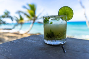 Amerika, Karibik, Große Antillen, Dominikanische Republik, Cabarete, Mojito vor Strandkulisse im Natura Cabana Boutique Hotel & Spa Amerika, Karibik, Große Antillen, Dominikanische Republik, Cabarete, Mojito vor Strandkulisse im Natura Cabana Boutique Hotel & Spa